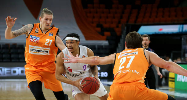 球员打入两 球员打入两