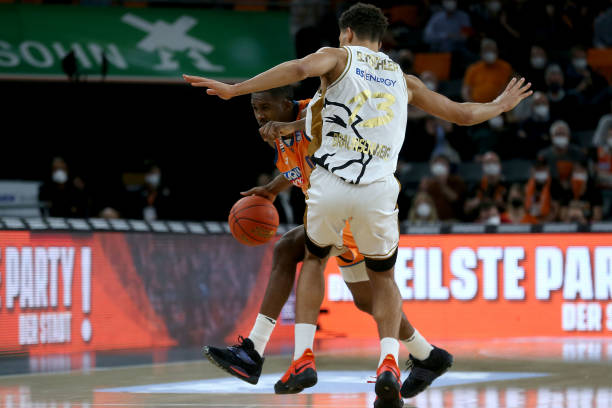 他们认为她 他们认为她