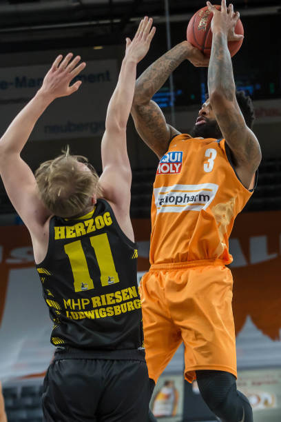 面对强劲对 面对强劲对